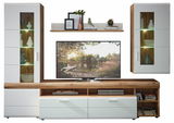 Moderne Wandkombination mit weißem und holzfarbenem Design, bestehend aus zwei Vitrinen, einem TV-Board und einem Wandregal. Frontalansicht.