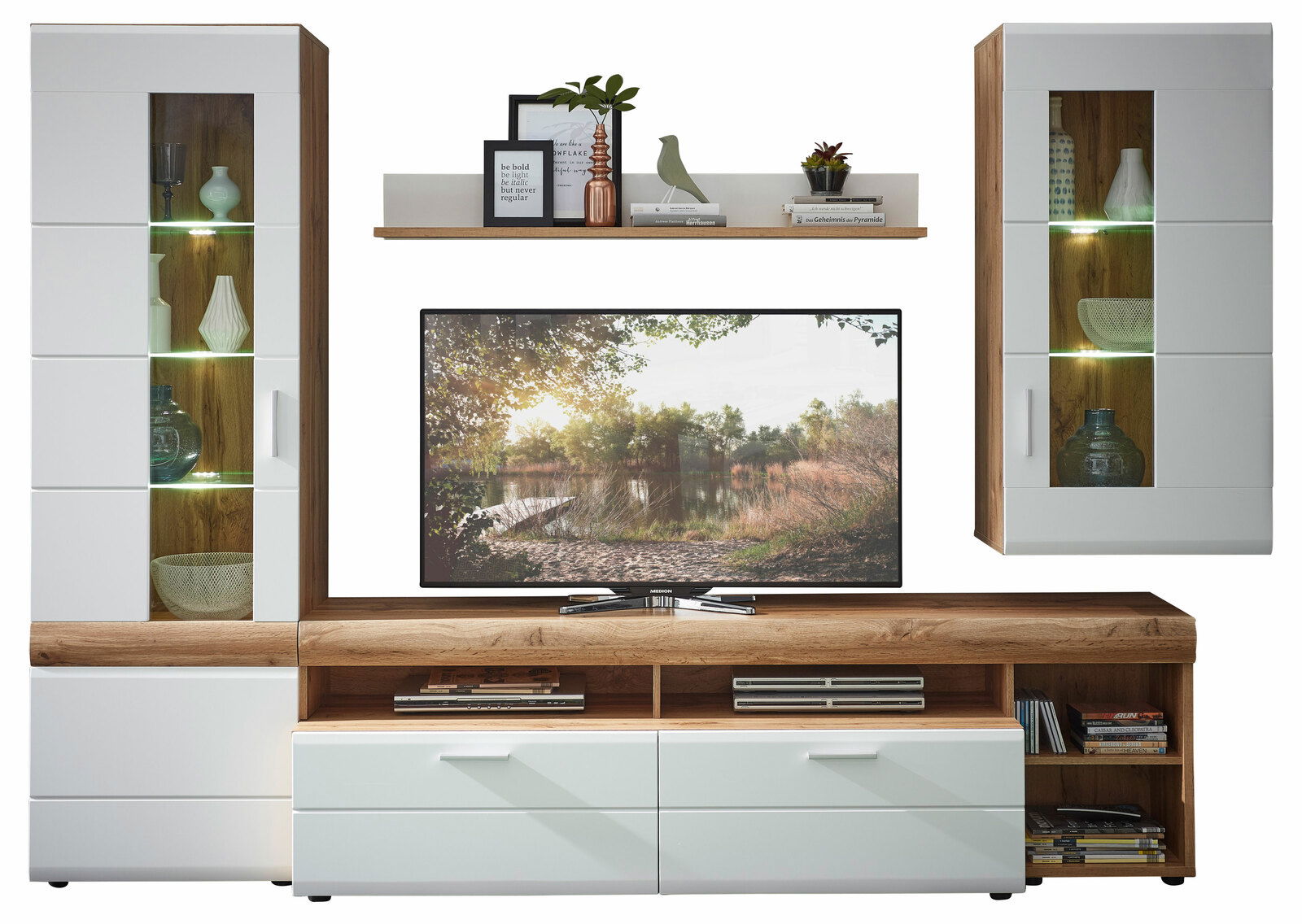 Moderne Wandkombination mit weißem und holzfarbenem Design, bestehend aus zwei Vitrinen, einem TV-Board und einem Wandregal. Frontalansicht.
