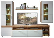 Moderne Wandkombination mit weißem und holzfarbenem Design, bestehend aus zwei Vitrinen, einem TV-Board und einem Wandregal. Frontalansicht.