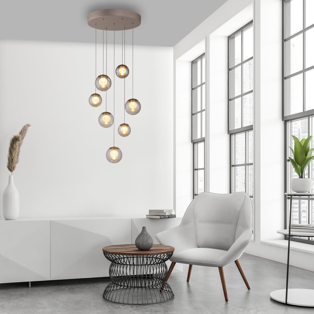 Neuhaus Pure LED-Pendelleuchte PURE POPUP Moderne LED-Pendelleuchte mit mehreren Glaskugeln, hängend von der Decke in einem stilvollen Wohnzimmer mit großen Fenstern, seitliche Perspektive.