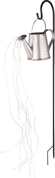 Metallene Gießkanne mit Lichterketten, aufgehängt an einem schwarzen Haken, seitliche Perspektive