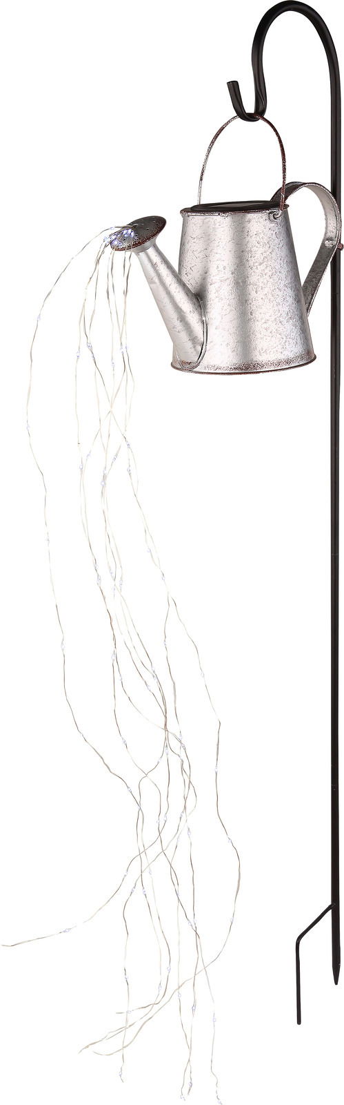 Metallene Gießkanne mit Lichterketten, aufgehängt an einem schwarzen Haken, seitliche Perspektive
