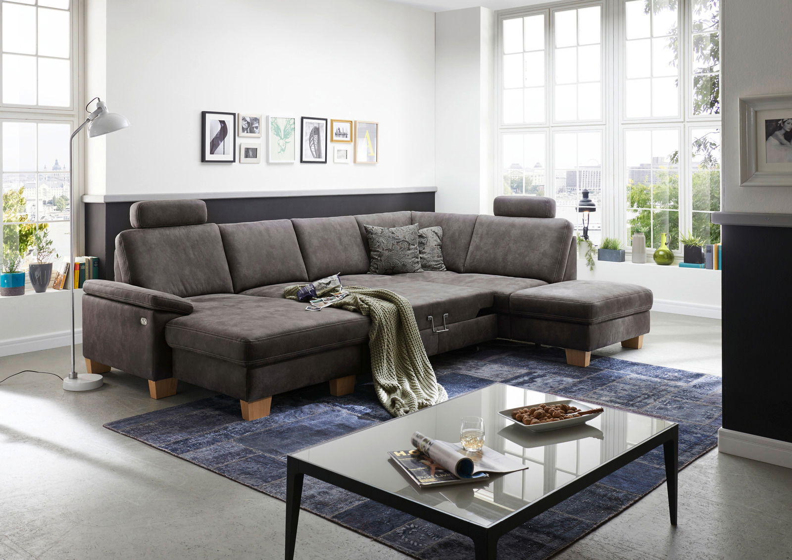 Moderne Polsterrundecke in einem hellen Wohnzimmer, Perspektive von vorne links