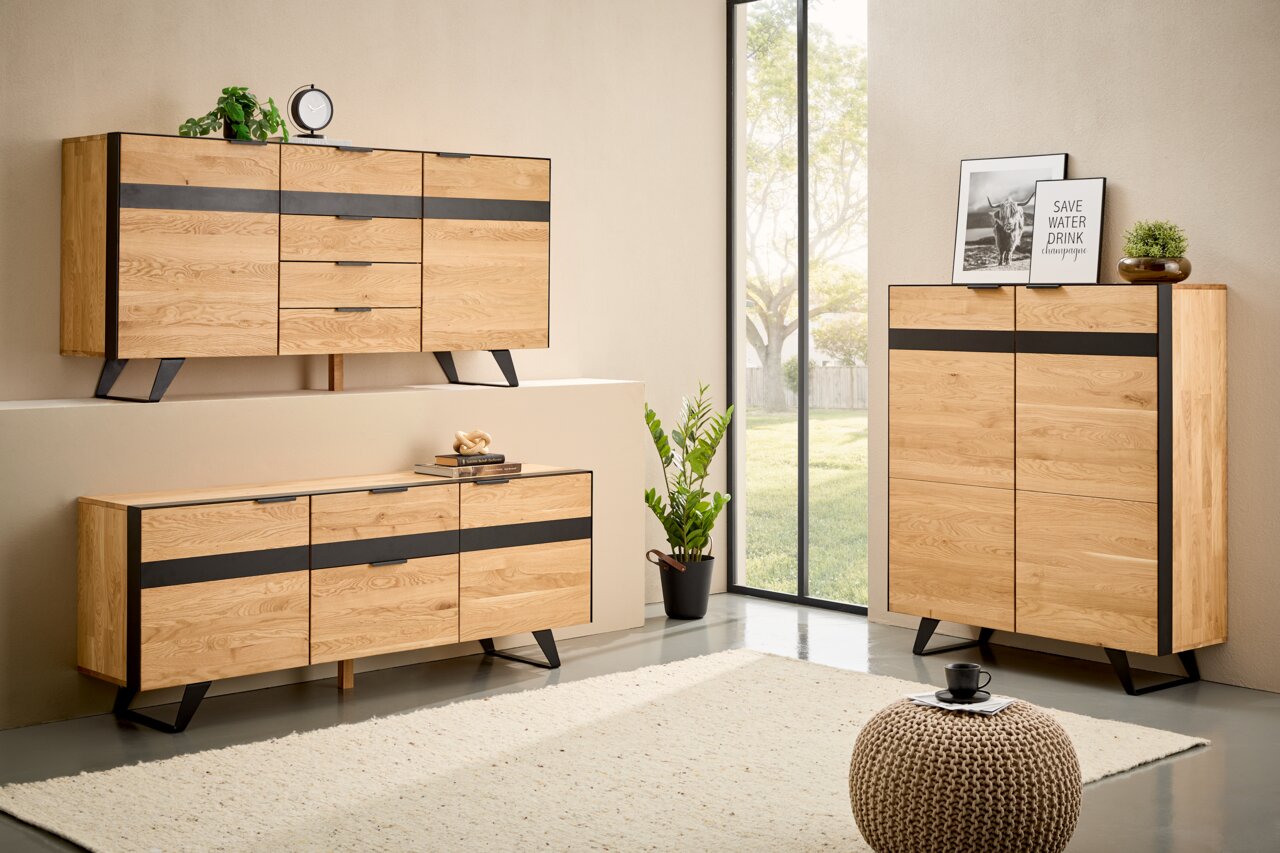 Landscape Sideboard ZAFIRO Moderne Wohnzimmermöbel aus Holz mit schwarzem Akzent, bestehend aus einem Sideboard, Highboard und TV-Lowboard, in einem hellen Raum mit Blick auf den Garten.
