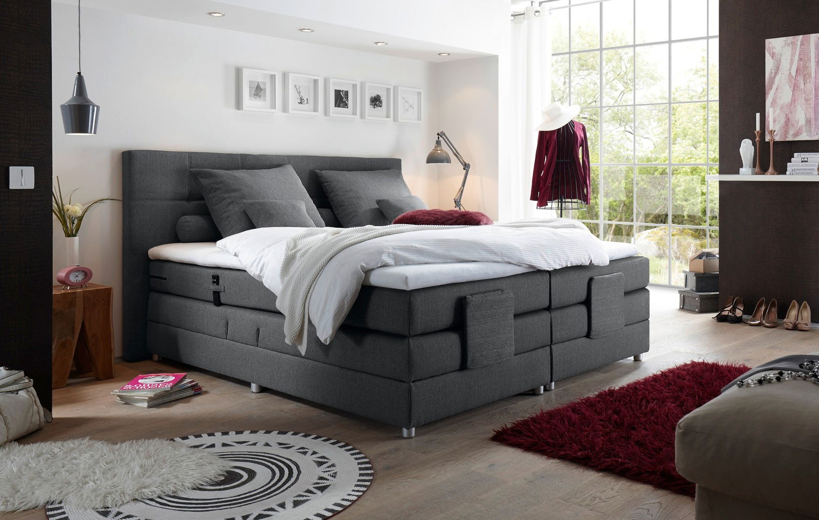 Modernes Boxspringbett in einem stilvollen Schlafzimmer, seitliche Perspektive