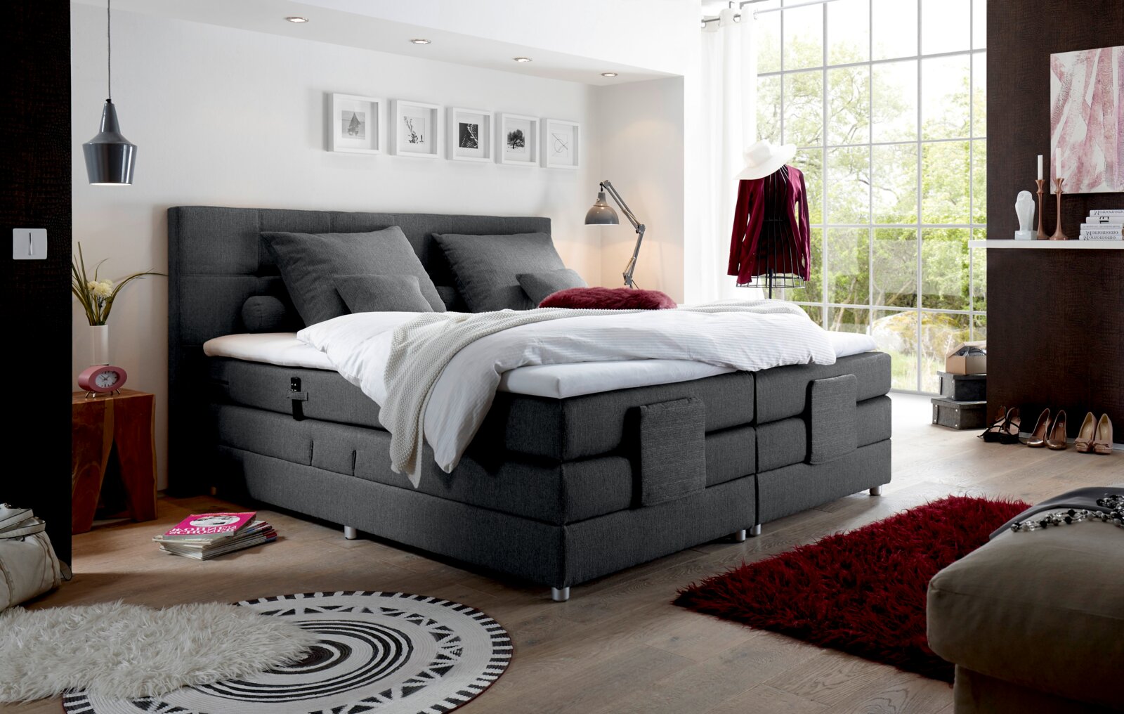 Modernes Boxspringbett in einem stilvollen Schlafzimmer, seitliche Perspektive