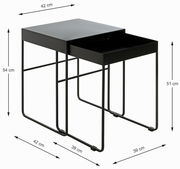 Zweier-Set Beistelltische aus schwarzem Metall, ineinander verschachtelt, mit einer modernen, minimalistischen Ästhetik. Perspektive von schräg vorne.