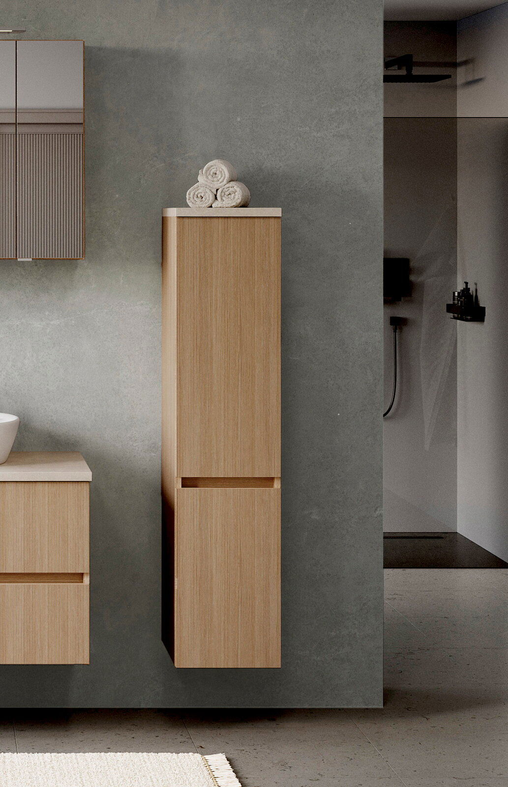 Moderner Midischrank aus Holz in einem Badezimmer, frontal betrachtet, mit Handtüchern obenauf.