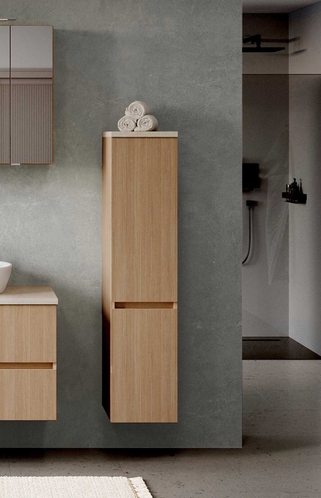 Moderner Midischrank aus Holz in einem Badezimmer, frontal betrachtet, mit Handtüchern obenauf.