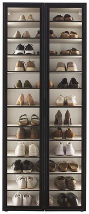 XL-Schuhschrank-Vitrine mit mehreren Regalböden, gefüllt mit verschiedenen Schuhen, aus der Frontperspektive.