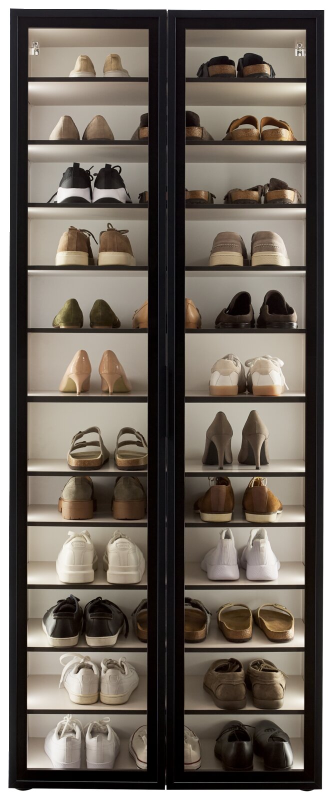 XL-Schuhschrank-Vitrine mit mehreren Regalböden, gefüllt mit verschiedenen Schuhen, aus der Frontperspektive.