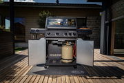 Frontansicht des Gasgrills Allflame Hero 4 mit geöffneten Türen, sichtbarer Gasflasche und Grillfläche.