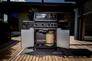 Frontansicht des Gasgrills Allflame Hero 4 mit geöffneten Türen, sichtbarer Gasflasche und Grillfläche.