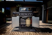 Frontansicht des Gasgrills Allflame Hero 4 mit geöffneten Türen, sichtbarer Gasflasche und Grillfläche.