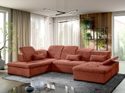 Rote Ecksofa in einem modernen Wohnzimmer, fotografiert aus einer leicht erhöhten Perspektive, mit großen Fenstern und Pflanzen im Hintergrund.