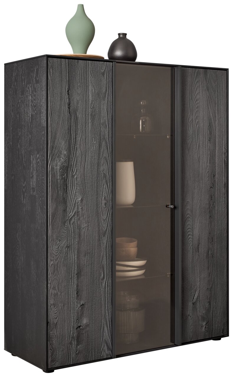 Hochwertiges Highboard in dunkler Holzoptik mit Glastür, dekoriert mit Vasen, seitliche Perspektive