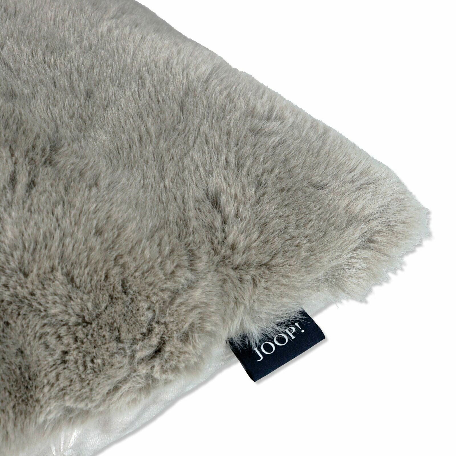 Nahaufnahme eines weichen, grauen Kunstfellkissens mit Joop-Label.