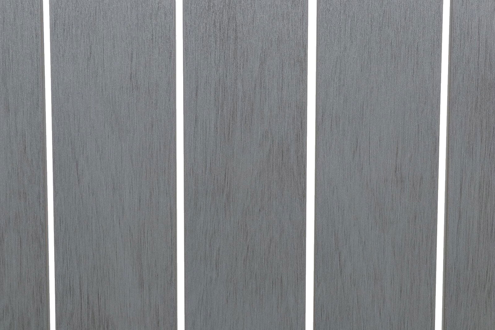 Nahaufnahme der grauen Holzlatten eines Gartentisches aus der Vogelperspektive.