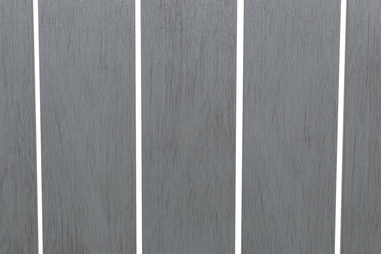 Nahaufnahme der grauen Holzlatten eines Gartentisches aus der Vogelperspektive.