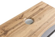 Holz-Waschtischplatte mit Bohrung für Waschbecken, aus der Vogelperspektive fotografiert.