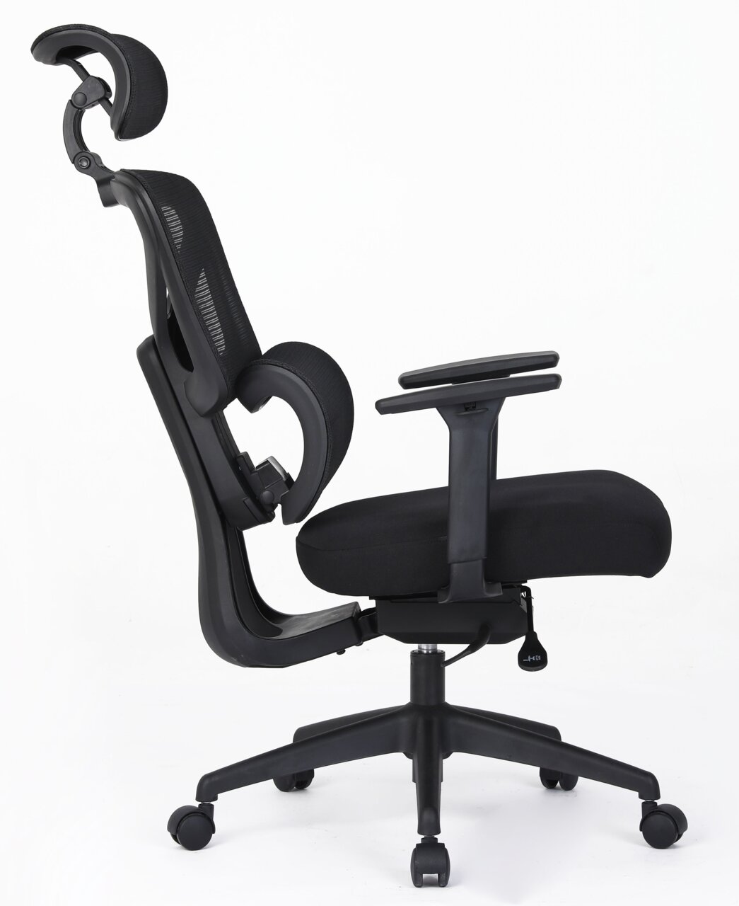 Ergonomische zwarte draaistoel met hoofdsteun, zijaanzicht