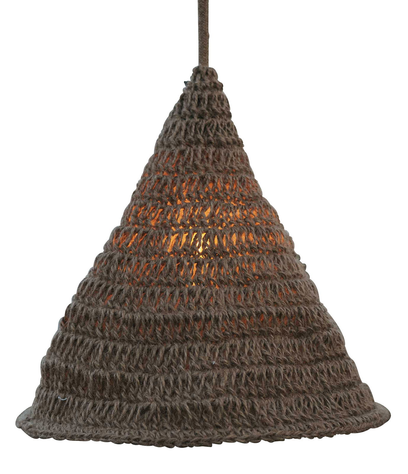 Outdoor-Hängeleuchte aus geflochtenem Material in Kegelform, seitliche Perspektive