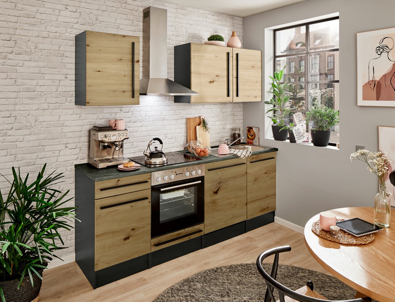 Yourkitchen Küchenblock 220 JAZZ Moderne Küchenzeile in Holzoptik mit Elektrogeräten, Pflanzen und Dekorationen, seitliche Perspektive