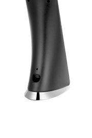 Rückansicht einer schwarzen LED-Schreibtischleuchte mit USB-Anschluss und silbernem Sockel.