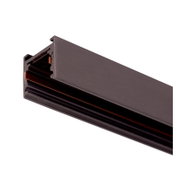Schwarze Aluminium-Stromschiene/Schienenprofil mit sichtbaren Kupferleitern im Inneren, Nahaufnahme in schräger Perspektive von der Seite auf weißem Hintergrund