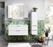 Modernes Badezimmer-Set in Weiß mit Waschtischunterschrank, Spiegel- und Hochschrank vor grüner Mosaikfliesenwand, frontale Ansicht