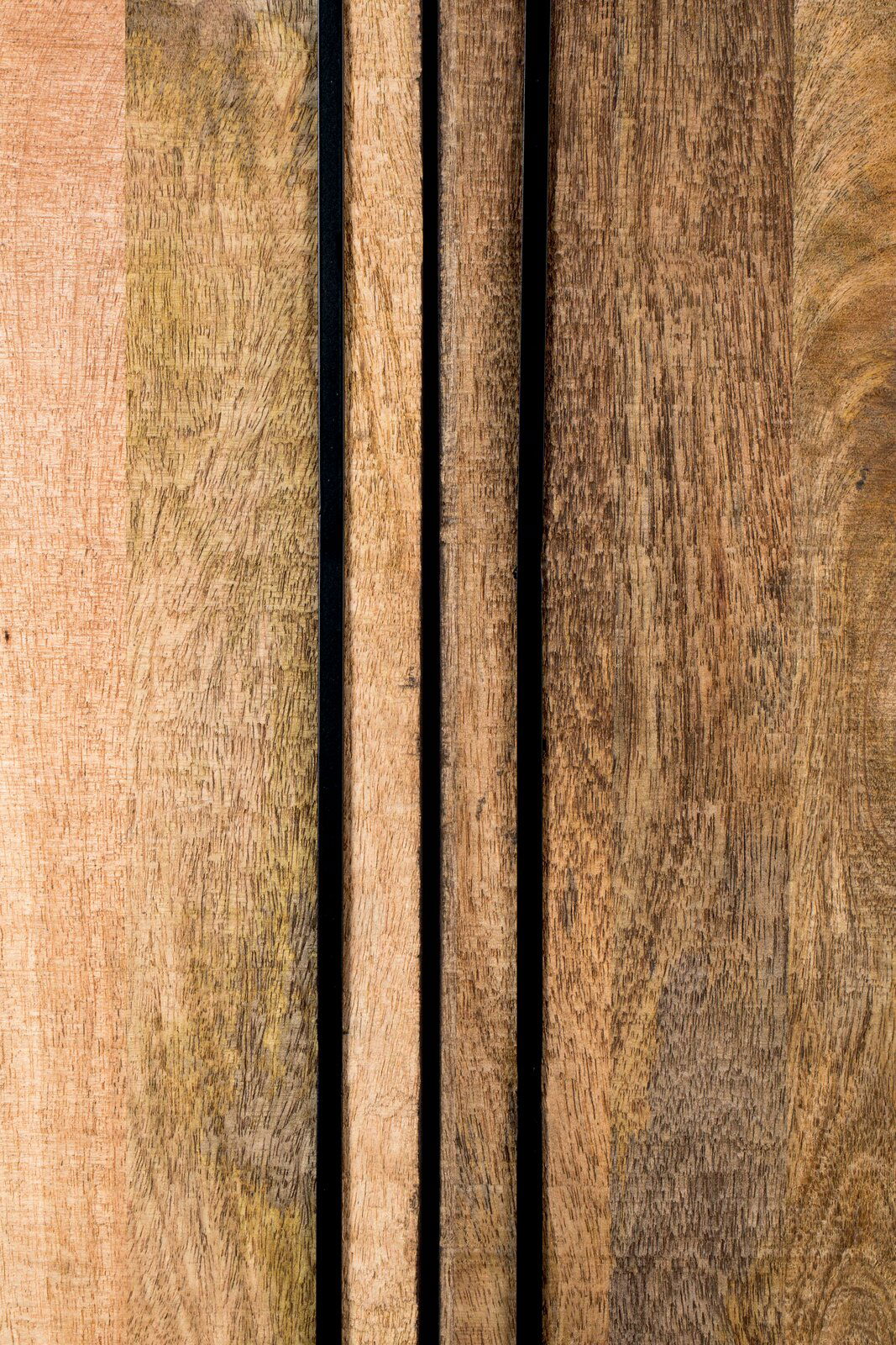 Z2 Highboard/Kabinett NAIROBI Nahaufnahme von Holzoberflächen mit vertikalen schwarzen Streifen, perspektivisch von vorne betrachtet.