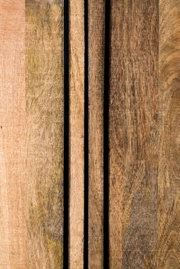 Close-up van houten oppervlakken met verticale zwarte strepen, in perspectief van voren gezien.
