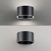 Moderne schwarze Wandleuchte PURE CLIPSE von Paul Neuhaus, zylindrische Form, Ansicht von vorne und unten, leuchtet nach oben und unten.