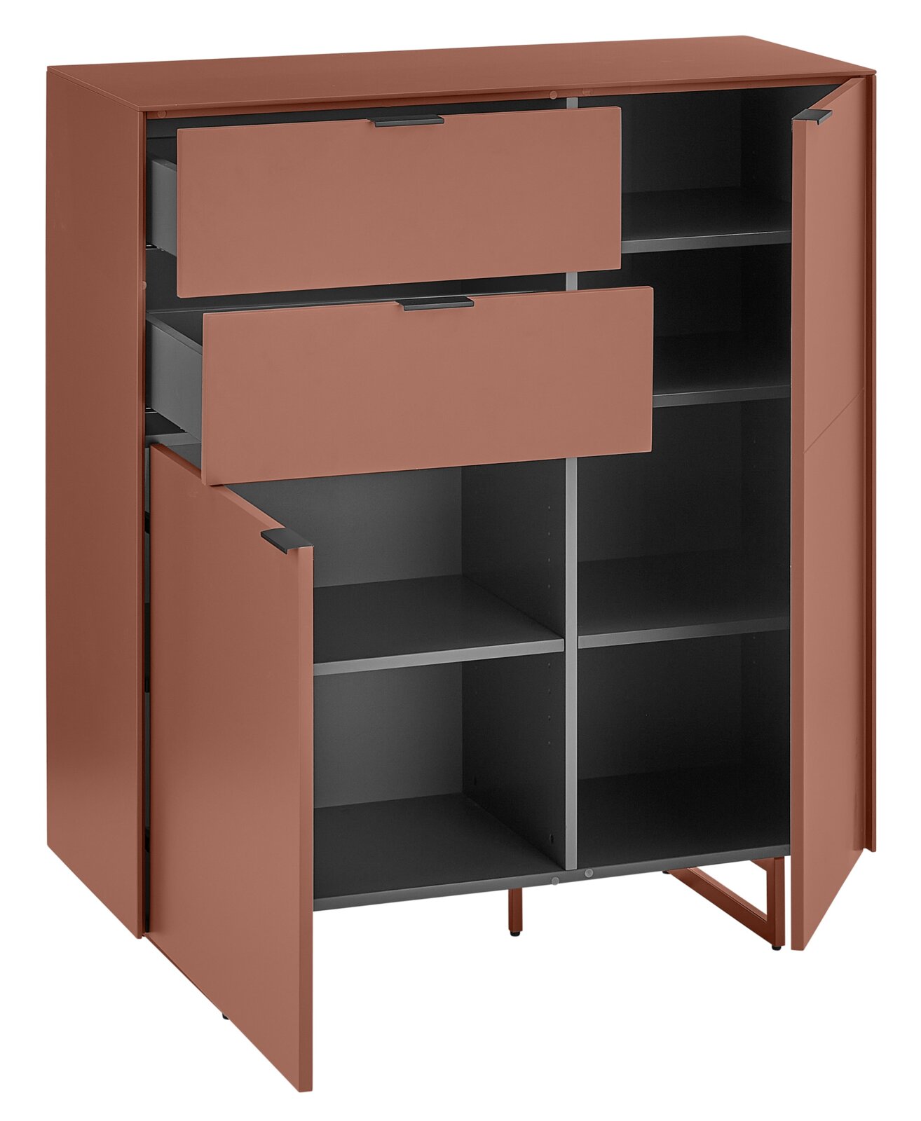 Rötlich-braunes Sideboard mit zwei Schubladen und zwei geöffneten Türen, innen schwarze Regalböden, freistehend auf schlanken Füßen, in frontaler leicht seitlicher Ansicht