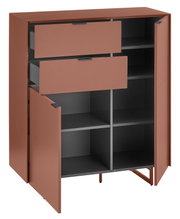 Rötlich-braunes Sideboard mit zwei Schubladen und zwei geöffneten Türen, innen schwarze Regalböden, freistehend auf schlanken Füßen, in frontaler leicht seitlicher Ansicht