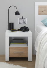 Moderne Nachtkommode in Weiß mit Holzschublade, seitliche Perspektive, dekoriert mit Lampe, Kamera und Büchern.