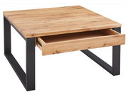 Moderner Couchtisch aus Holz mit schwarzem Metallgestell und offener Schublade, seitliche Perspektive.