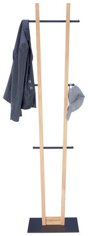 Moderner Kleiderständer aus Holz mit Metallstangen, frontal abgebildet, mit einem Sakko und einer Mütze behängt.