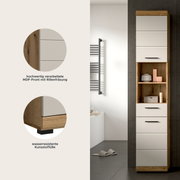 Hoher Badezimmer-Hochschrank in Holzoptik mit weißen MDF-Fronten und schwarzen Griffen, mittigem offenem Regal und wasserresistenten Kunststofffüßen, frontal in leichter Seitenperspektive dargestellt