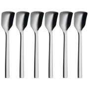 Sechs glänzende Eisschaufeln aus Edelstahl, frontal nebeneinander angeordnet.