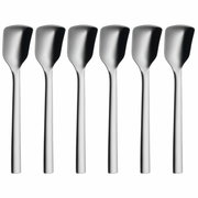 Sechs glänzende Eisschaufeln aus Edelstahl, frontal nebeneinander angeordnet.