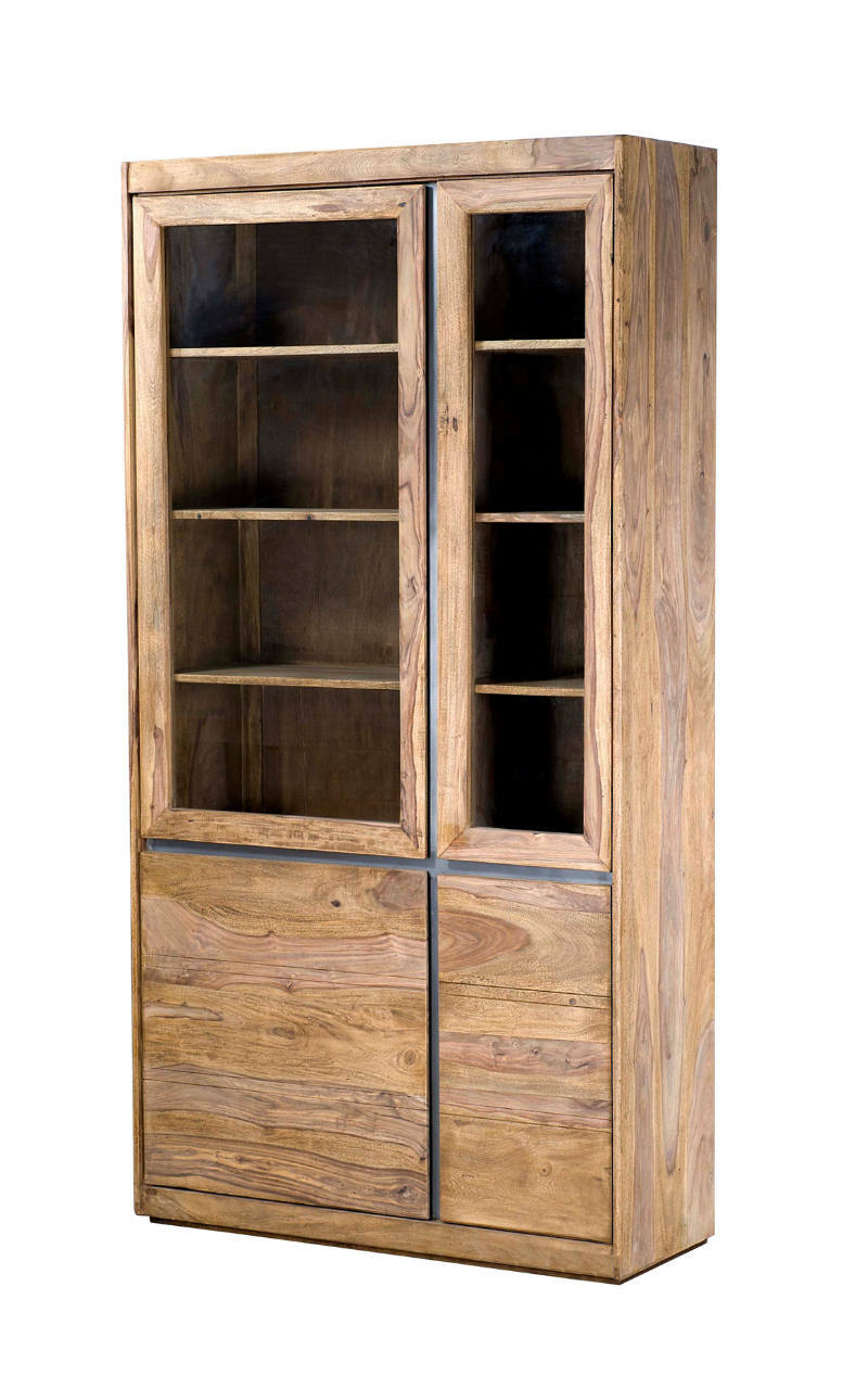 Holzvitrine mit Glastüren und Regalböden, frontal fotografiert