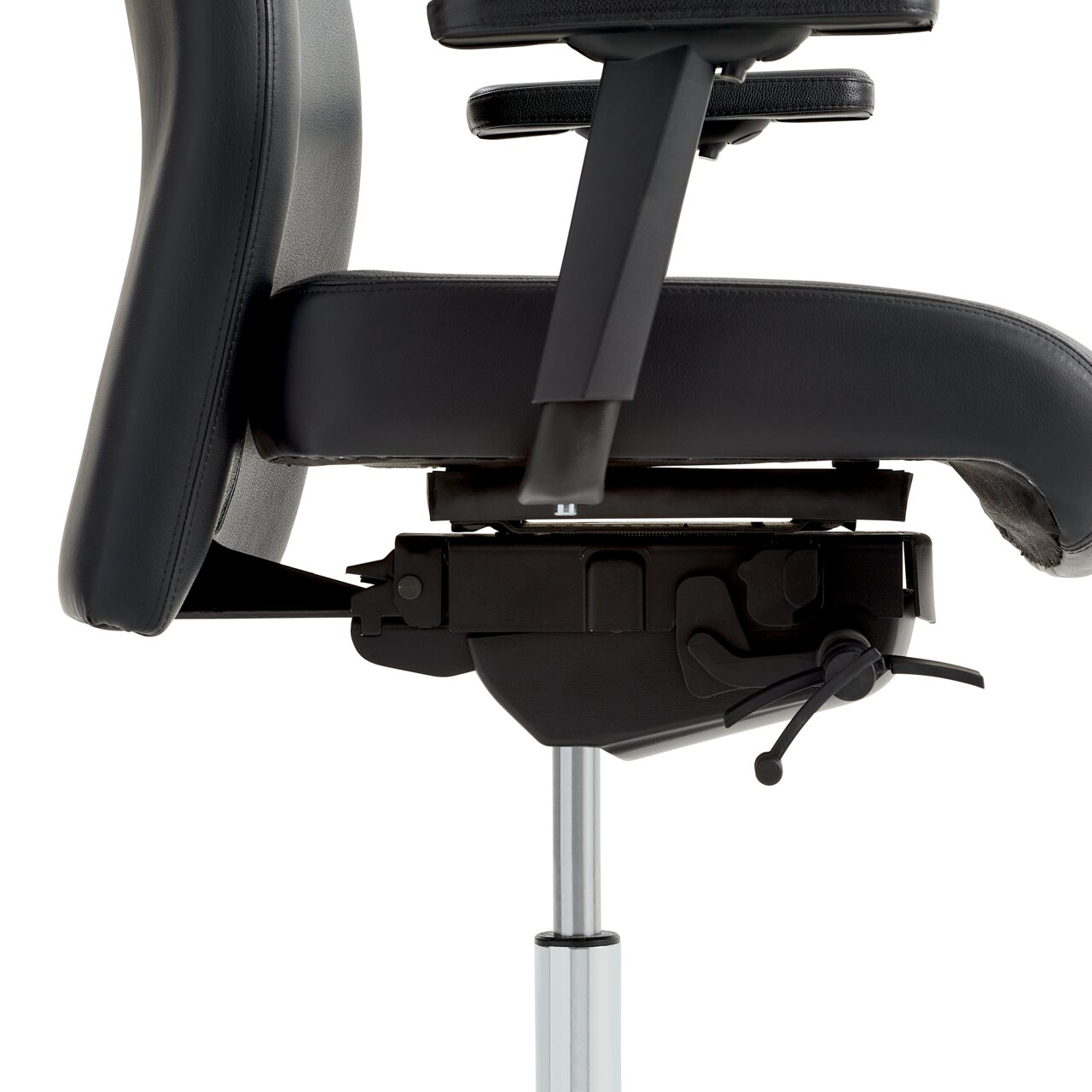Seitenansicht eines Chefsessels mit schwarzem Lederbezug und verstellbaren Armlehnen.