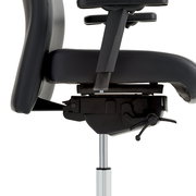 Seitenansicht eines Chefsessels mit schwarzem Lederbezug und verstellbaren Armlehnen.