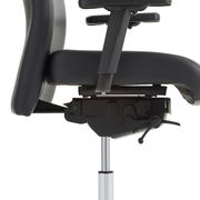 Seitenansicht eines Chefsessels mit schwarzem Lederbezug und verstellbaren Armlehnen.