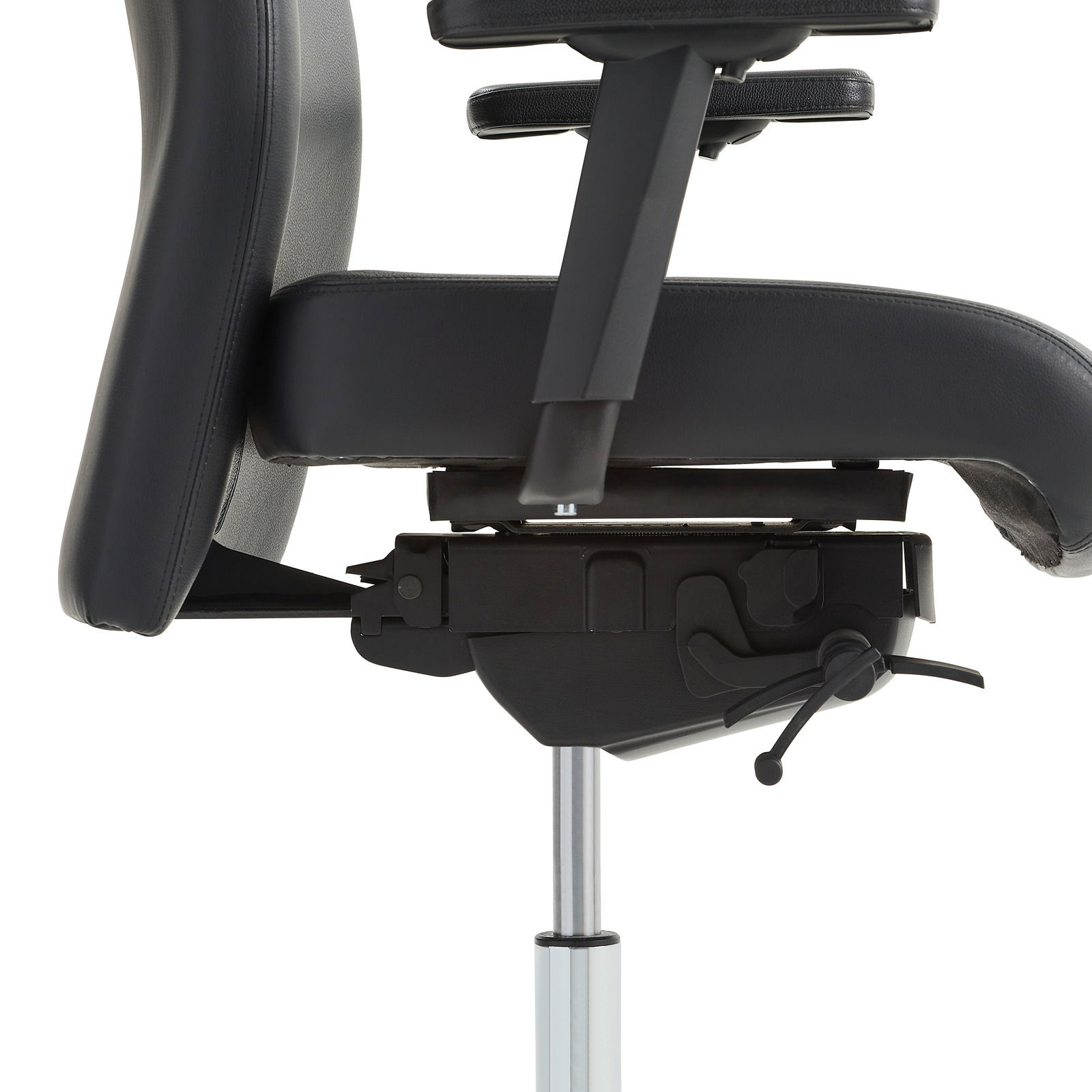 Seitenansicht eines Chefsessels mit schwarzem Lederbezug und verstellbaren Armlehnen.