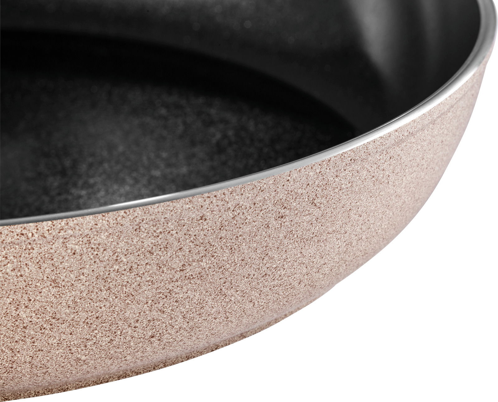 Nahaufnahme einer BALLARINI Bratpfanne LEDRO mit 20 cm Durchmesser, seitliche Perspektive, zeigt die strukturierte Außenseite und den glatten Innenbereich.