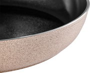 Nahaufnahme einer BALLARINI Bratpfanne LEDRO mit 20 cm Durchmesser, seitliche Perspektive, zeigt die strukturierte Außenseite und den glatten Innenbereich.