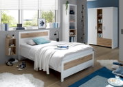 Modernes Schlafzimmer mit Standregal, Bett und Kleiderschrank in Holz- und Weißtönen, seitliche Perspektive