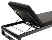 Rückansicht einer modernen Sonnenliege mit verstellbarer Rückenlehne und schwarzem Metallrahmen.